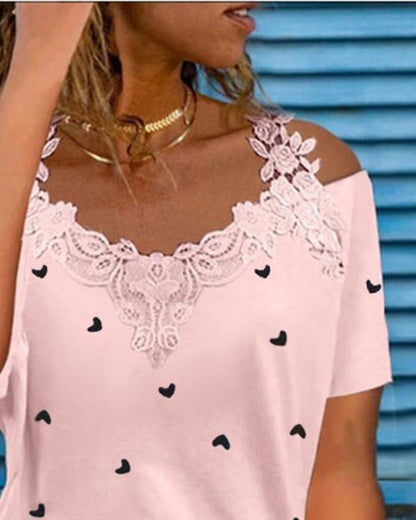 Off-shoulder top med kontrasterende blonder og hjertemønstret print