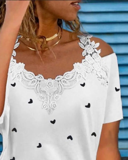 Off-shoulder top med kontrasterende blonder og hjertemønstret print