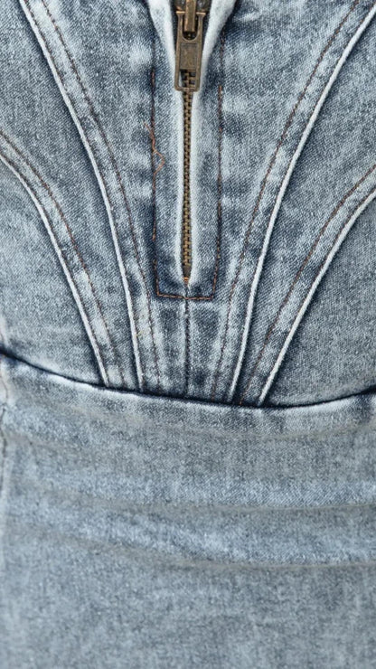 Toperth midikjole i denim med slids og syede detaljer