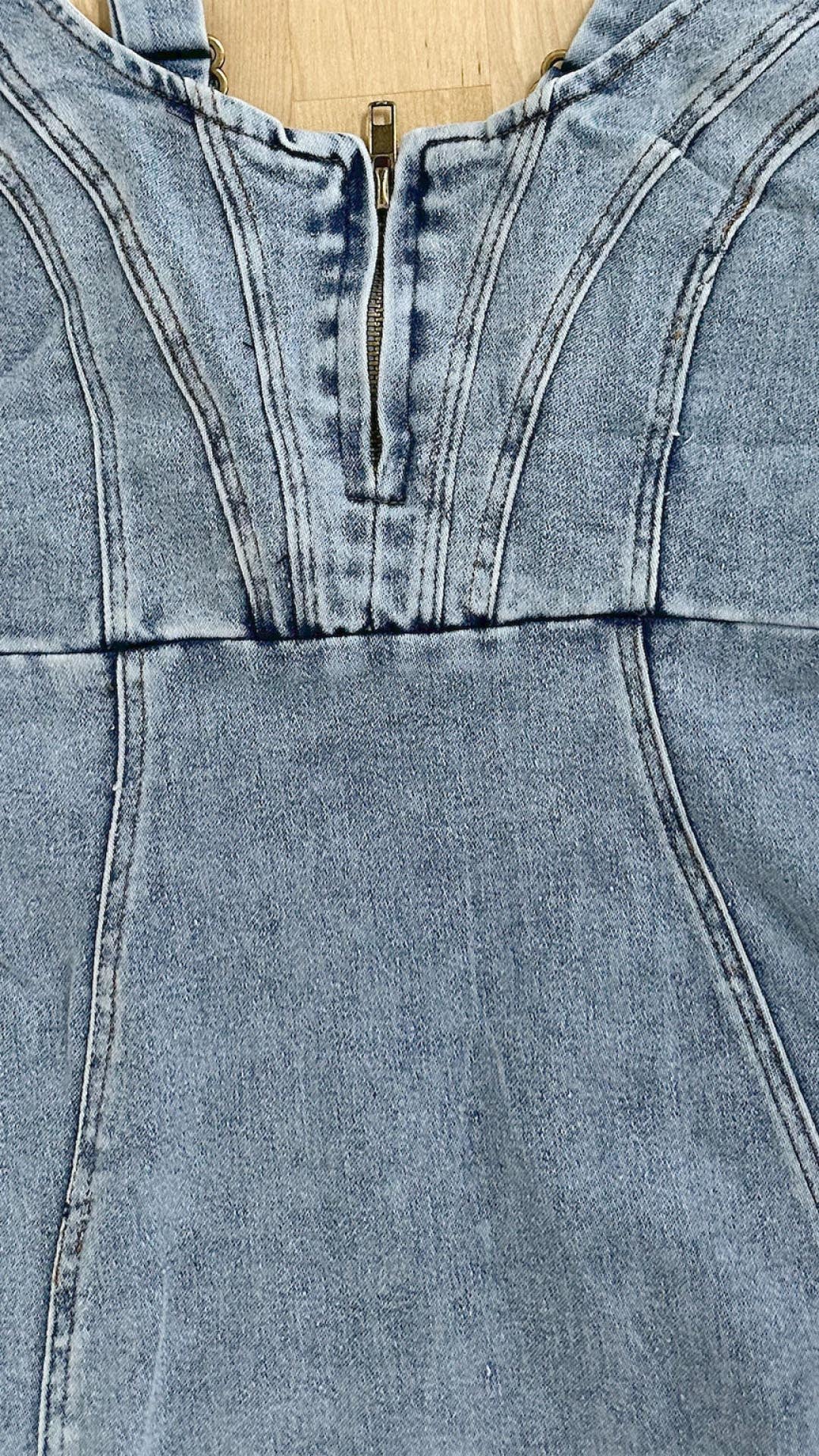 Toperth midikjole i denim med slids og syede detaljer